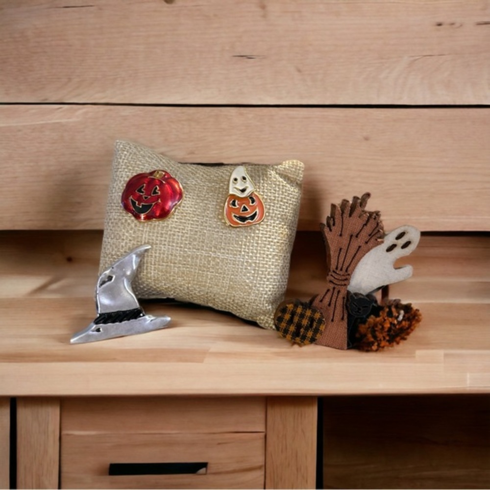 Bundle of cute Halloween, brooches and pins